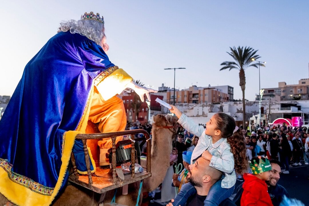 Melchor recoge una carta en la cabalgata de Reyes Magos de Puerto del Rosario.