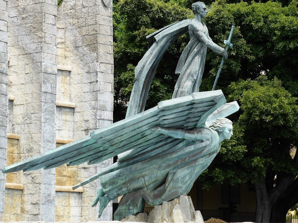 Monumento a la Victoria, en Santa Cruz de Tenerife (Atribución de imagen a Carlos Teixidor Cadenas).