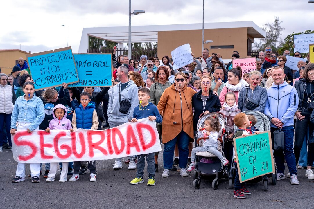 Concentración por la inseguridad en El Matorral.  (Imagen de Arnán Martel)