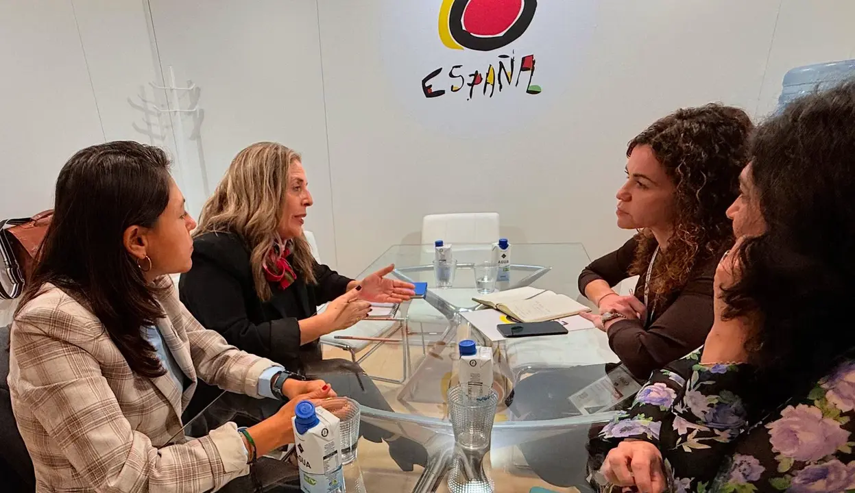 Reunión de la consejera y la senadora en la zona de Turespaña de FITUR.