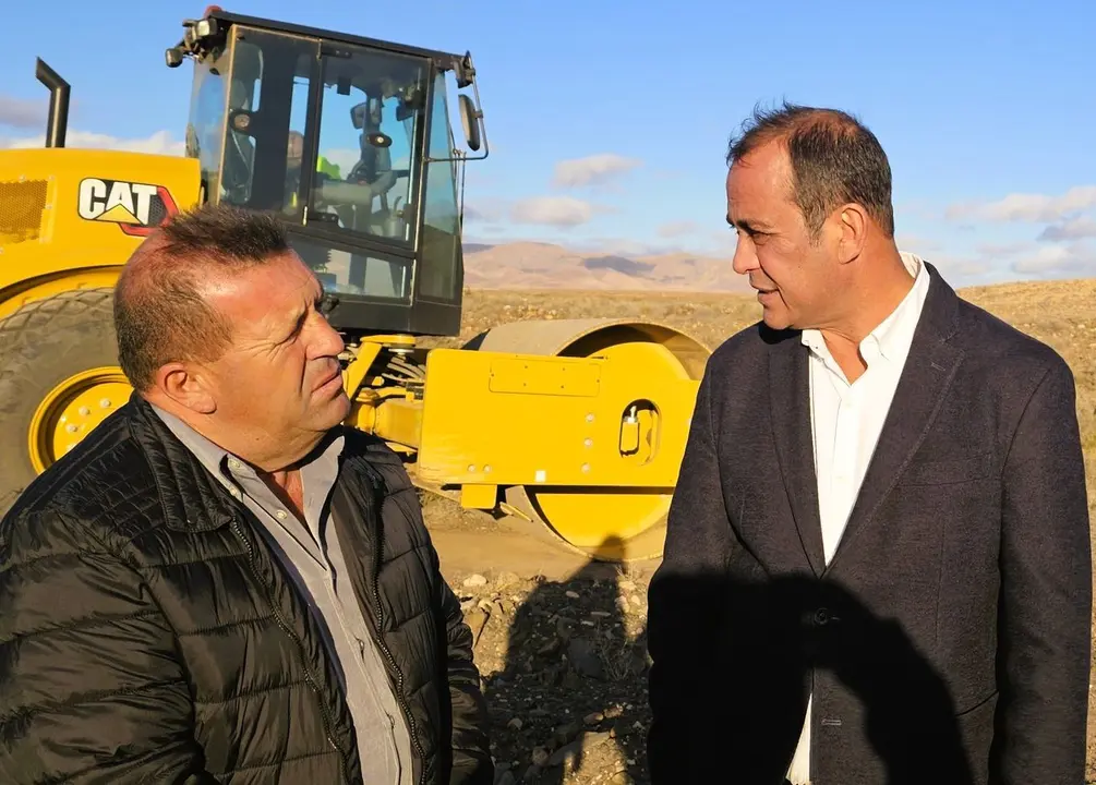 Alcalde y consejero visitan las mejoras de caminos y limpieza de barrancos ejecutada por la consejería de Infraestruras (1)