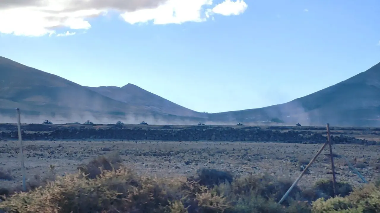 Circulación de buggies en el Malpaís de Guariamen (La Oliva) (1) (1)