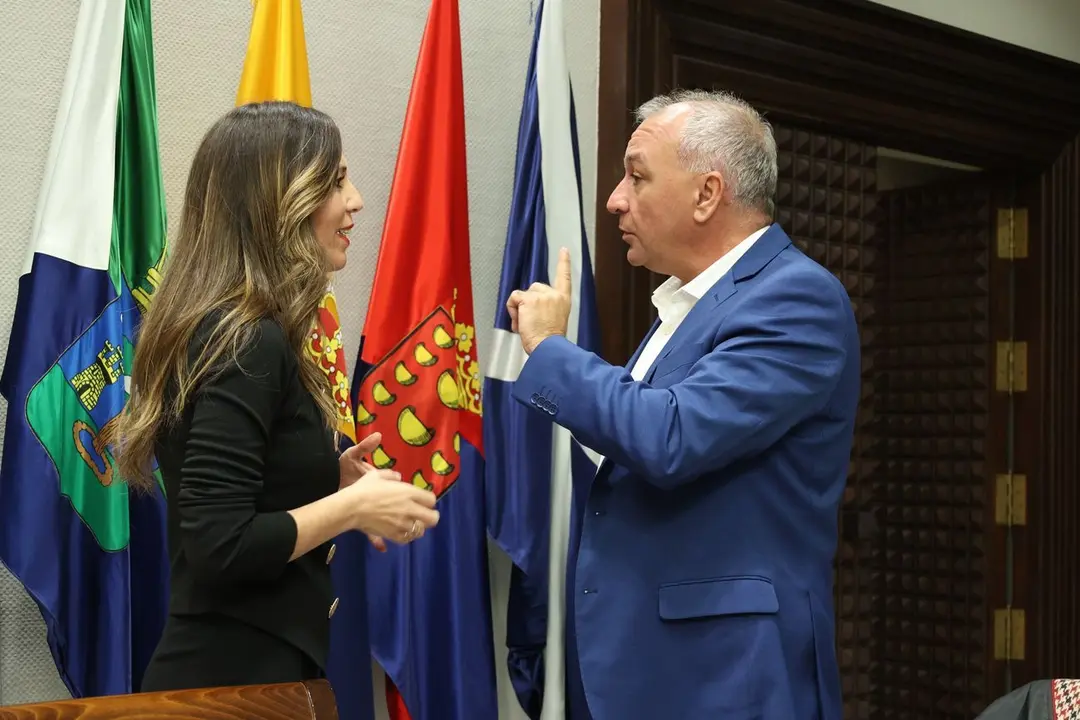 Jéssica De León y Luis Campos, el día del registro de la Ley de Vivienda Turística, e´6 de febrero de 2025.