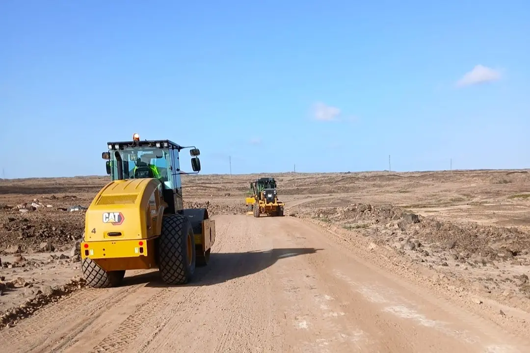 El tren de recebe del Cabildo, trabajando entre Corralejo y El Cotillo.