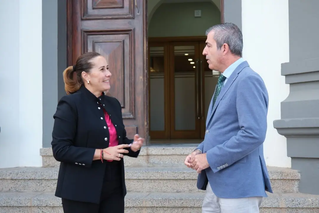 Lola García y Manuel Domínguez, en la visita de este al Cabildo.