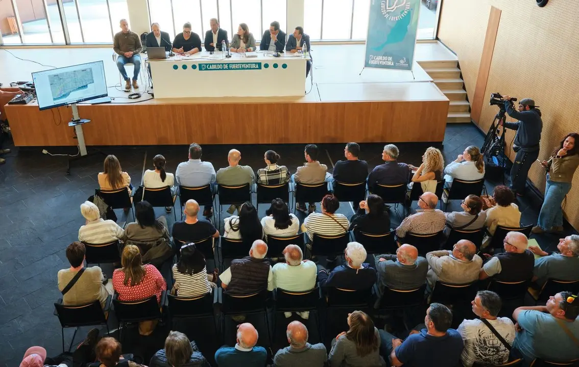 Reunión con vecinos para explicar los trazados de autovía de El Cuchillete a Matas Blancas.