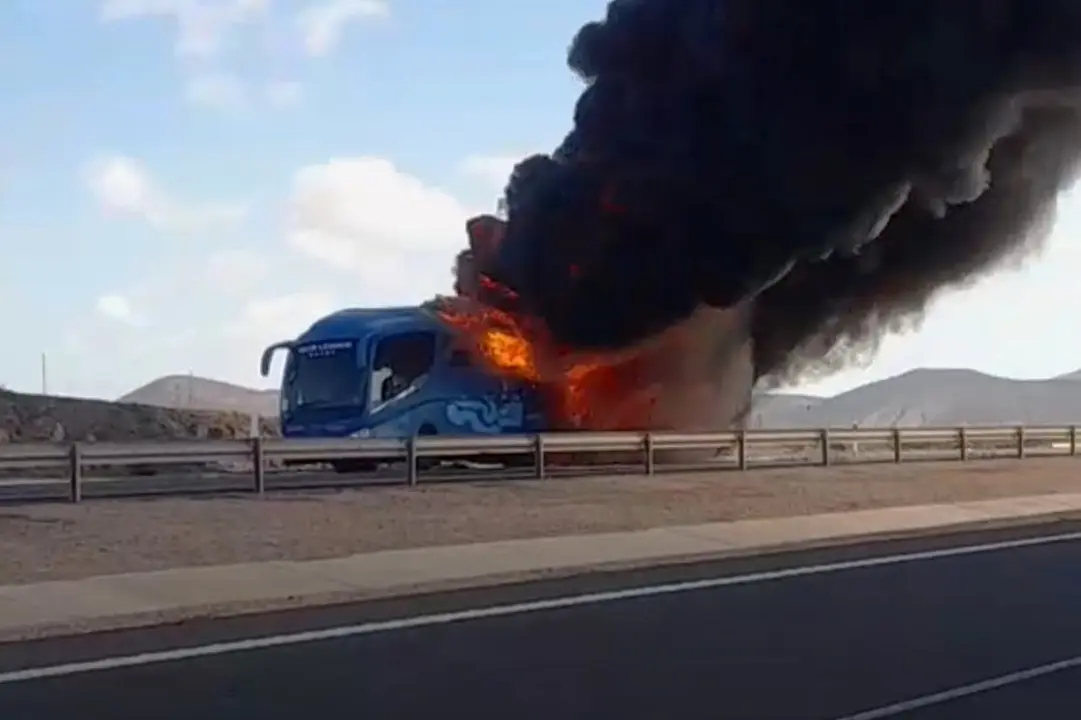 Incendio de una guagua en Corralejo, en una imagen difundida por testigos.