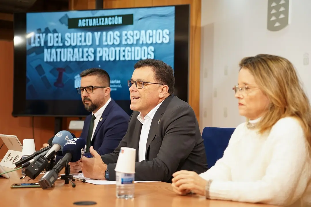 Manuel Miranda (centro) en rueda de prensa sobre la actualización de Ley del Suelo.