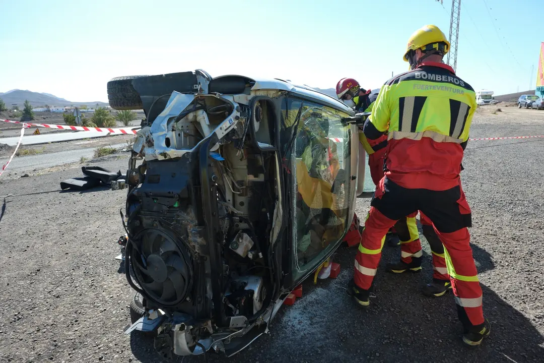 Bomberos se forman en accidentes de tráfico.