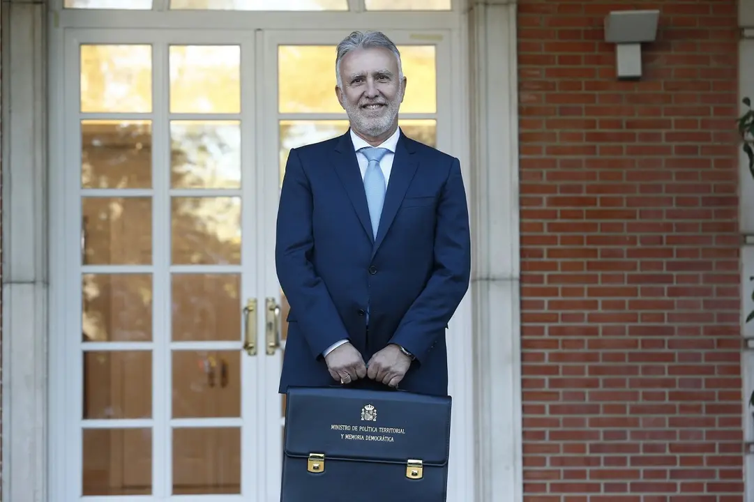 Ángel Víctor Torres, con su cartera de ministro.