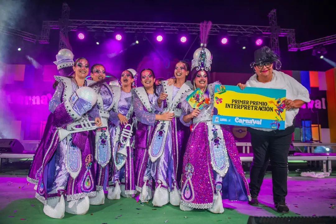 Las Chifladas recogen el primer premio del Concurso de Murgas del Carnaval de Gran Tarajal 2025.