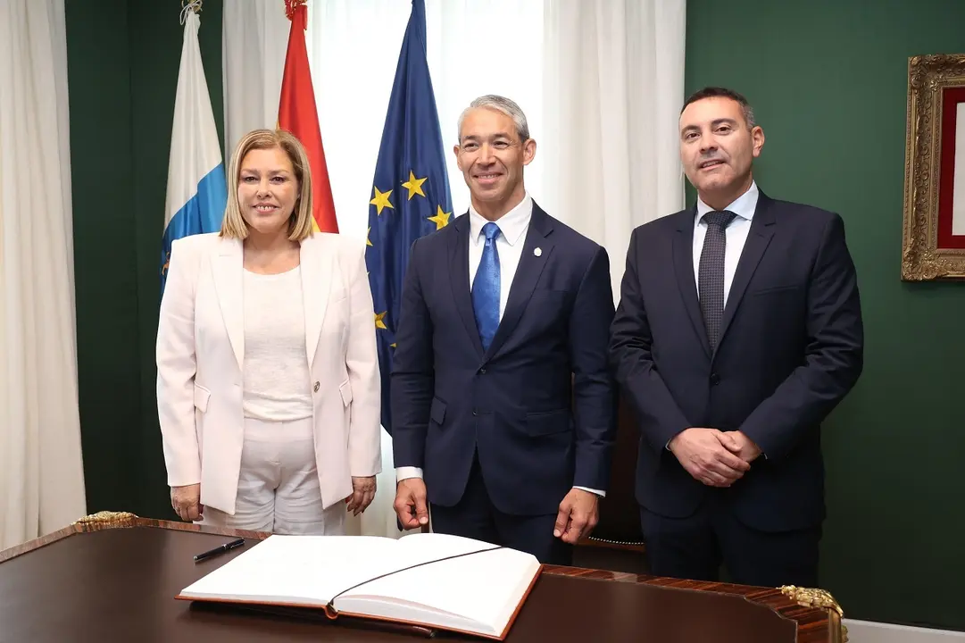 Los presidentes del Parlamento de Canarias y el Cabildo de Lanzarote, con el alcalde de San Antonio de Texas.