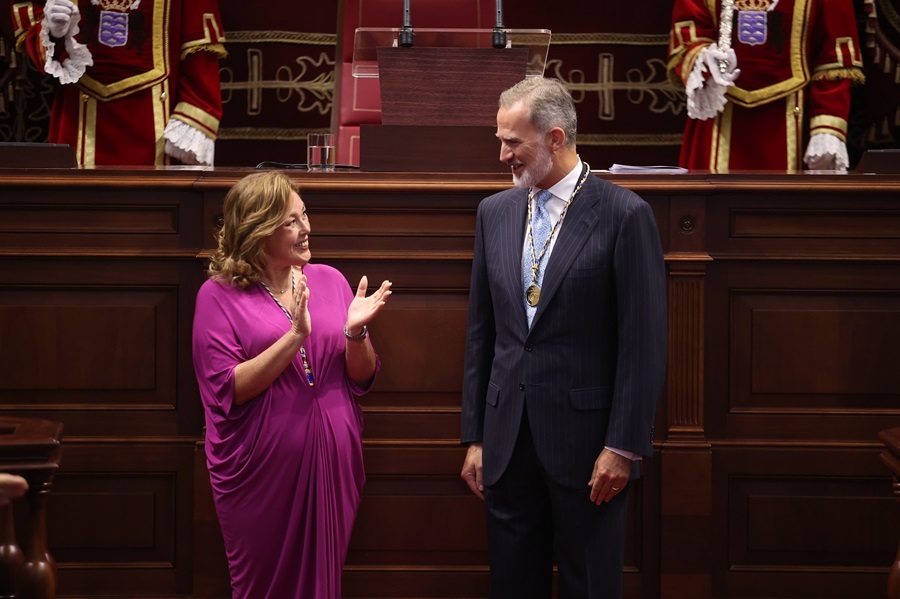 Astrid Pérez entrega la Medalla de Oro del Parlamento a Felipe VI