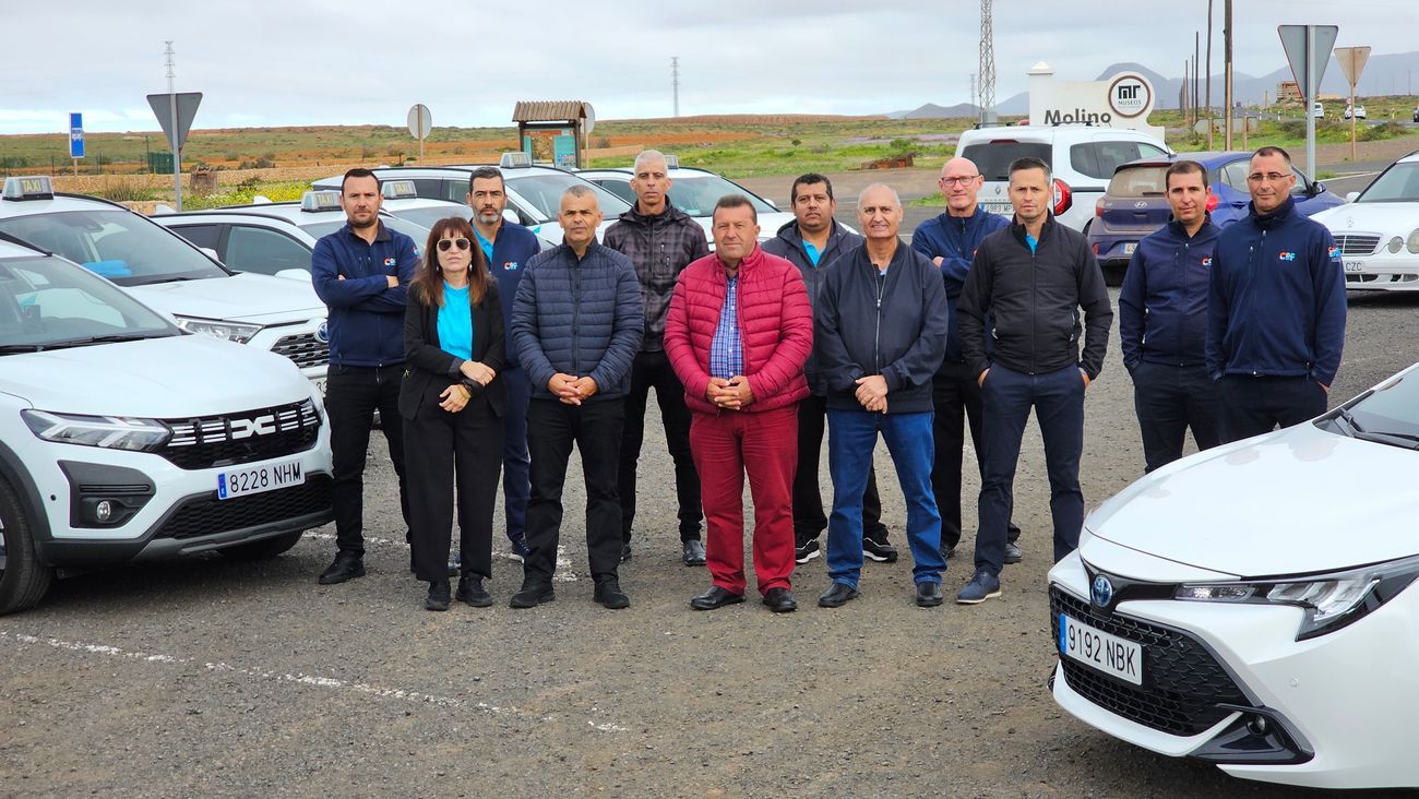 Los diez nuevos taxistas de Antigua con las autoridades (2)